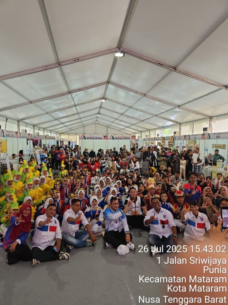 WhatsApp-Image-2025-07-26-at-16.34.47-768x1024 Pembukaan Meriah Marching Band Fybi Di Fornas VIII Ntb 2025, Ketua Pusat Fybi Hermanto St Resmi Membuka Ac
